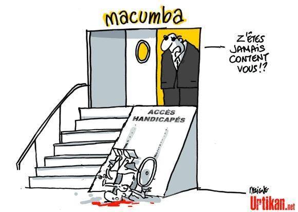 Z'etes jamais content vous !? dit le patron du Macumba en regardant un client en fauteuil roulant se casser la figure sur une rampe d'acces trop raide