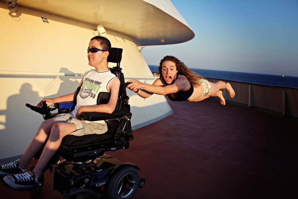 Jeune fille accrochee Ã  un fauteuil roulant electrique