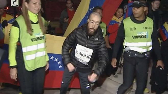 Maickel Melamed, un Venezuelien de 38 ans atteint de dystrophie musculaire finissant le Marathon de Chicago 2013 - FranceTV Info